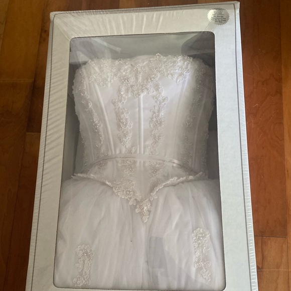 2014 David’s Bridal Wedding Dress - Picture 1 of 7